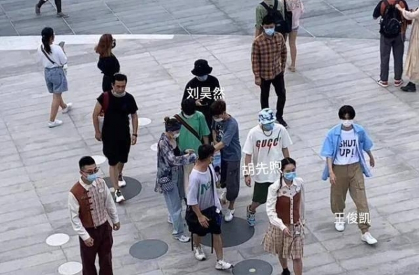 王俊凯刘昊然胡先煦被偶遇，拍戏间隙同游迪士尼