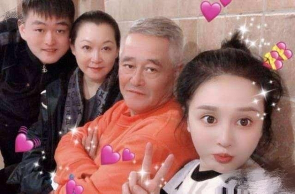赵本山妻子高调直播，马丽娟气质温柔颜值超高，豪宅客厅令人咂舌