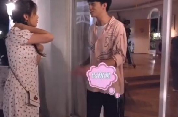 杨超越手摸许魏洲脖子，男方反应忒有意思，网友：谈过恋爱的都懂