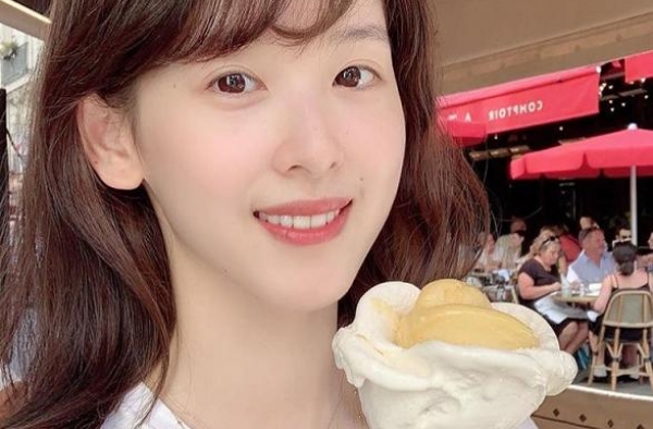 受母影响？邓文迪长女晒为闺蜜庆生蛋糕，样式雅致全是中国老物件
