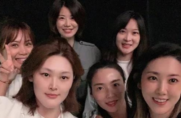 太美了！女排3大女神参加综艺献唱，3位都是队长，大长腿吸睛
