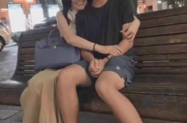 50岁王琳与儿子同框似姐弟，儿子因单亲早熟敏感，王琳愧疚痛哭