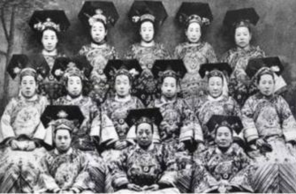 台媒体人曝光真实大清后妃照 网友吓呆：这皇上宁愿盖牌
