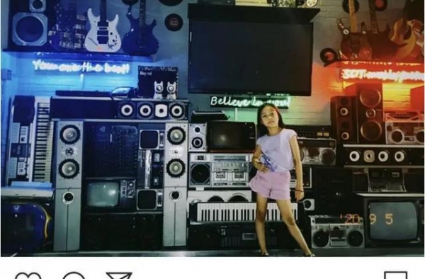 自己成网红还不放过女儿？李小璐晒甜馨近照，嘻哈风浓重引发争议