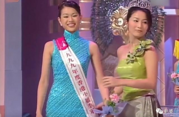 她被嘲丑20年，却靠儿子的神颜值翻身了...