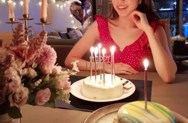 李泽楷小25岁女友晒照，穿红色波点连衣裙嘟嘴拍照，美成00后