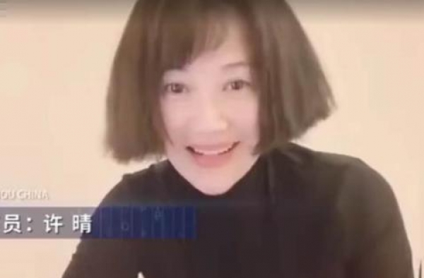 51岁许晴晒照，一头短发被赞颜值高！对镜头撒娇状态似20少女