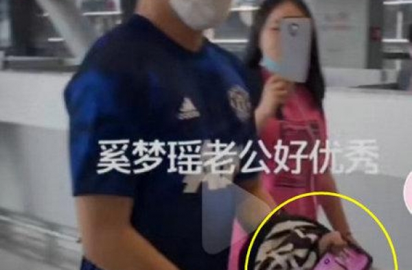 发糖！何猷君手机屏保曝光，是求婚奚梦瑶时的合照