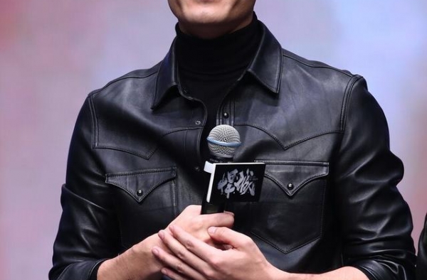 他20岁演皇帝出道，出了名的演技派，如今39岁仍似少年