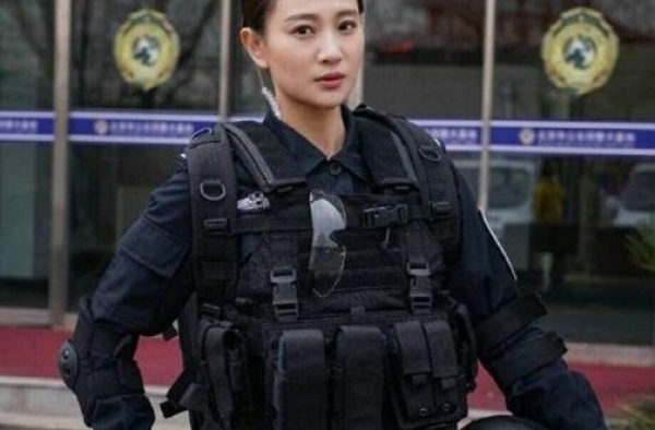 “最美铁娘子”曾倒追吴京，脱下军装惊艳众人，今33岁仍单身