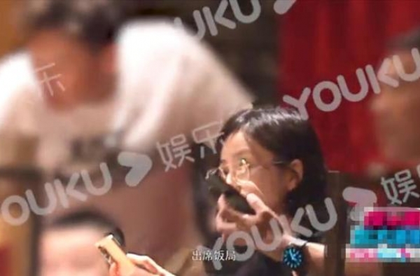 陈思诚太忙？37岁佟丽娅社交还不忘带孩子，与男友人热聊很开心