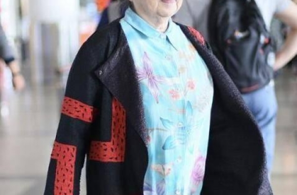 容嬷嬷穿花衬衫走机场，在人群中看不起眼，老了好慈祥