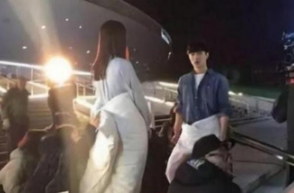 为什么电视剧有时候只拍上半身？网友：冬天裹棉被，夏天你自己看