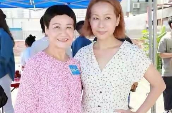 57岁“许仙”叶童老态严重还驼背，保养远不如65岁赵雅芝！