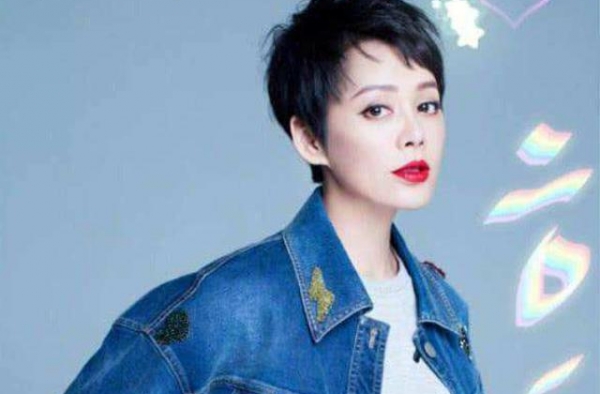 宁静豪宅：客厅装修的很禅意，如此霸气的她，没想到住这样的房子