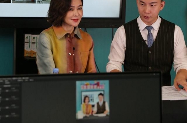 “一代女神”关之琳成都直播带货 连背三天台本称比拍戏难