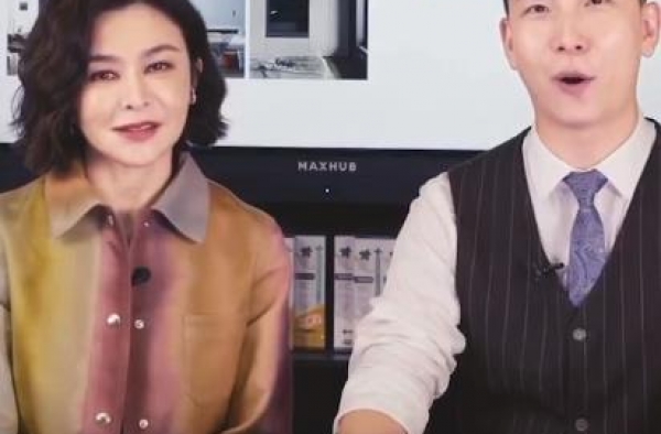 57岁关之琳直播首秀，皮肤松弛皱纹明显，性感女神变保守阿姨？