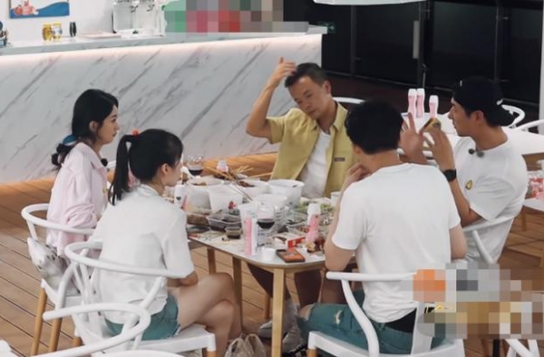 《中餐厅》赵丽颖一众人吃烧烤，注意看竹签扔哪了？素质装不出的