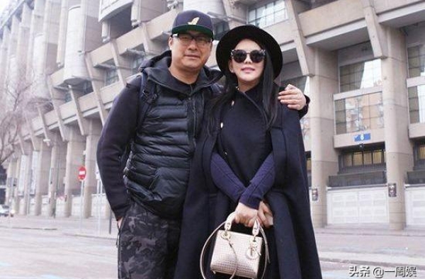 李湘王岳伦早餐吃烤肉，饭前要亲亲，富婆的生活一般人羡慕不来