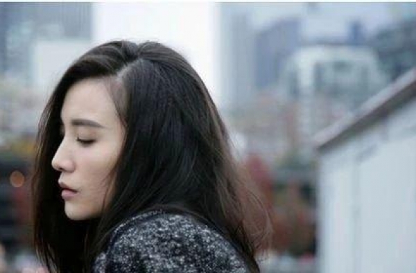她为成名逼迫大23岁导演抛妻弃子，被导演捧红后马上把对方甩开