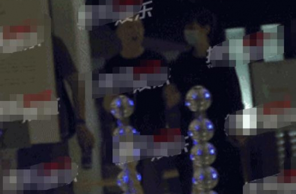 冯小刚徐帆同框，徐帆紧挽老公不放手，冯小刚驼背严重老态明显