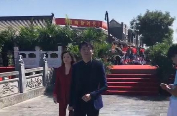 凤凰传奇久违合体演出，玲花不理人被批派头大，曾毅态度却大不同