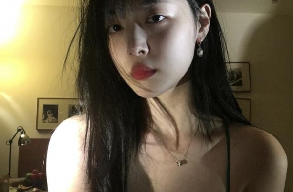 已故韩国女星崔雪莉纪录片播出，因恋情原因，母女二人断绝关系