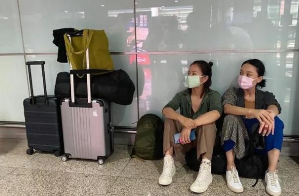 周迅在机场席地而坐，赵薇赶高铁坐地上啃汉堡，被赞接地气
