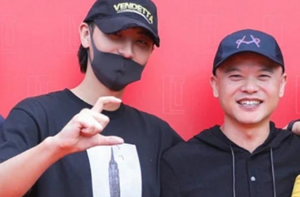 什么仇什么怨？黄子韬父亲逝世当天，张艺兴粉丝刷好人一生平安