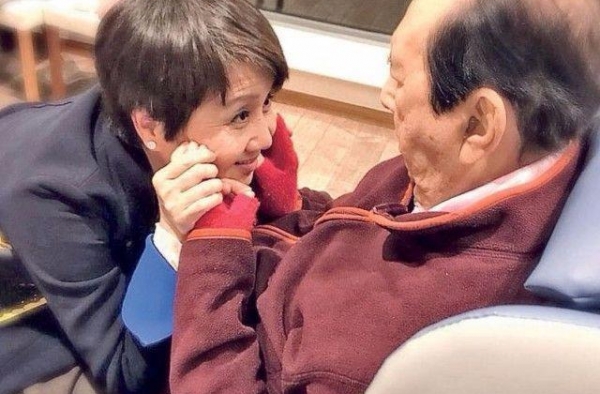 赌王去世后四太首现身！被何猷君亲吻脸颊，站C位显老又太憔悴
