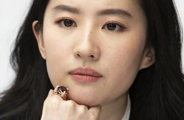 刘亦菲搭配西装像“中年妇女”脸上有斑牙齿发黄 仙女也老了