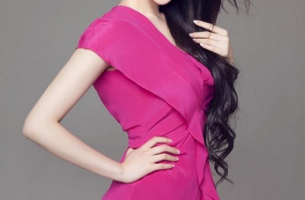 90后影视女演员李昕岳，模特出身，身材凹凸有致