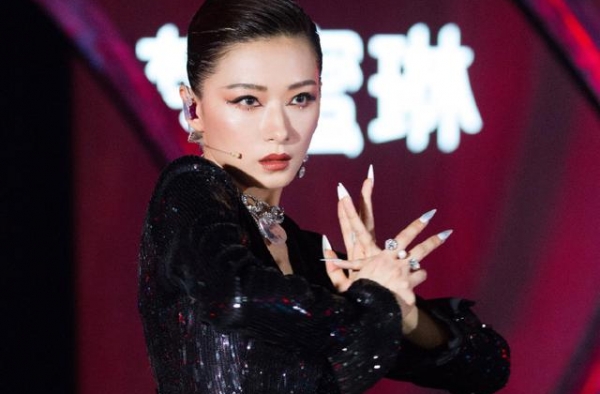 万茜微博公益洗白，谁注意下面转发人员？网友：三千控评大军