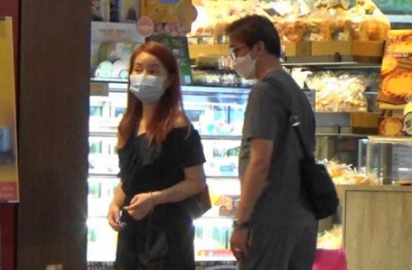 53岁邓兆尊携新欢女友购物，当街摸臀动作亲密，啤酒肚实力抢镜
