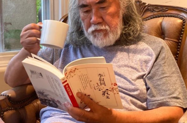 张纪中杜星霖结婚照曝光：两人对镜甜笑超幸福，领证时间是亮点