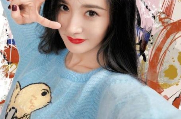 杨幂过生日晒多张美照，坐在豪车内卖萌，于正给杨幂送上暖心祝福