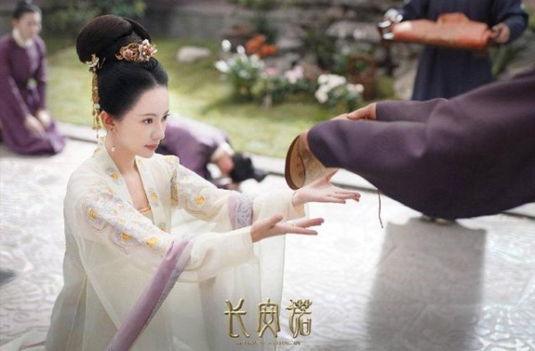 与白宇传绯闻，入行9年不红，新剧搭成毅，29岁的她演技遭质疑