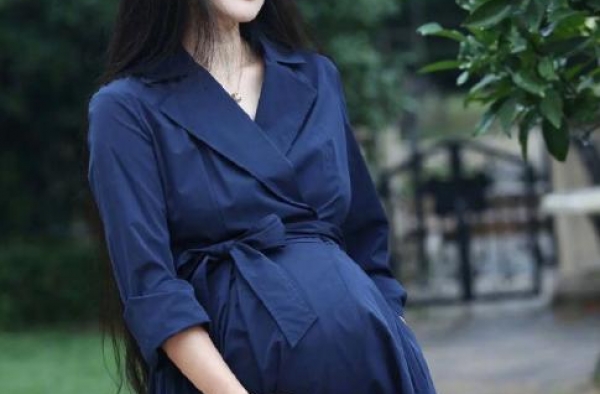 69岁张纪中再次当爸，现任妻子小他31岁，曾带人怒砸前妻家