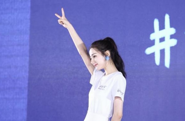 迪丽热巴杭州怼粉丝：对男生说这些话你们也不至于单身