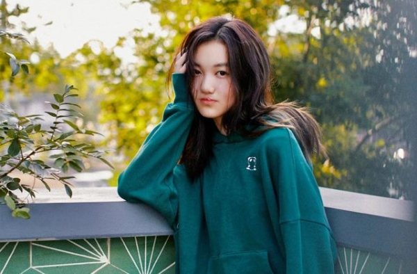 李亚鹏女儿罕见晒正脸，穿卫衣大胆秀长腿，气质越来越像亲妈王菲
