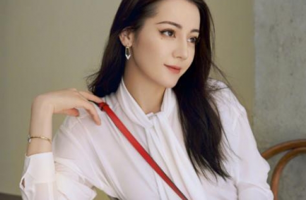 热巴又犯低级错误了！为杨幂庆生却用蔡徐坤黑图，真不是故意的？