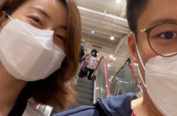 霍启刚郭晶晶深夜约会看电影 趁孩子不在享受二人世界