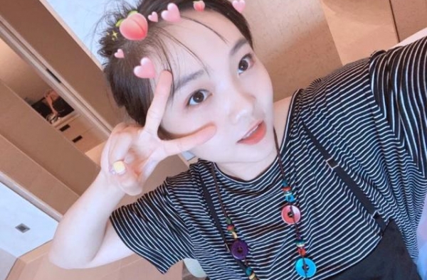 林妙可迷惑行为：大四了还要妈妈帮梳头，裤子拉链提一半形象差