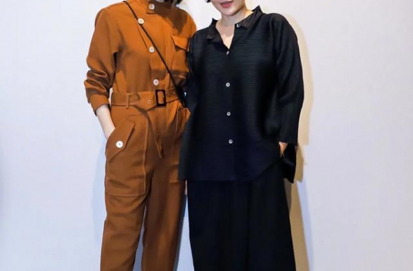 霍思燕夫妇走机场真拉风！她穿三角短裤大肉腿抢镜，杜江提前入冬