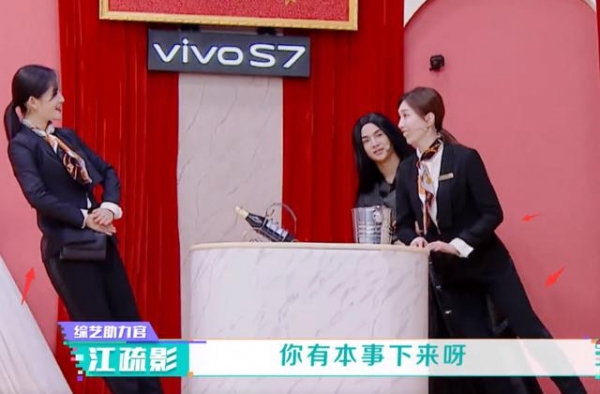 马伯骞给江疏影戴项链频失误被怼！谢娜机智救场，憋住憋笑