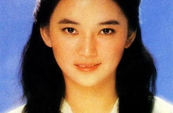 41岁前夫横死街头，59岁丈夫行贿入狱，62岁胡慧中今如何了