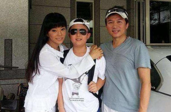 58岁狄莺疑遇婚姻危机！直播呛声丈夫绯闻对象：休想抢走我老公
