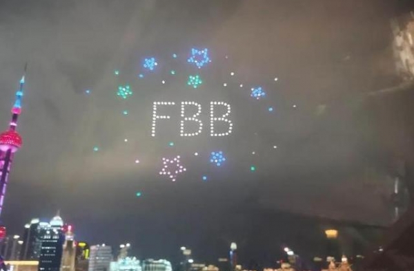 李晨为范冰冰庆生无人机横空上阵？