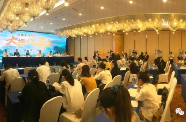 ?官宣丨谷智鑫何炅张凯丽万茜“拍了拍你”