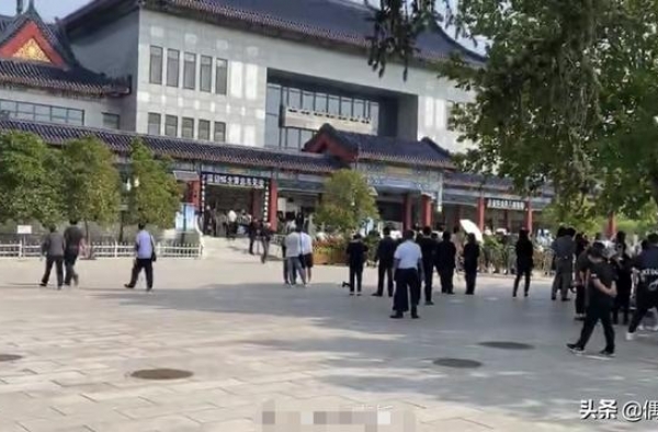 黄子韬父亲追悼会现场曝光！设置简陋，赵奕欢现身，亲属显崩溃